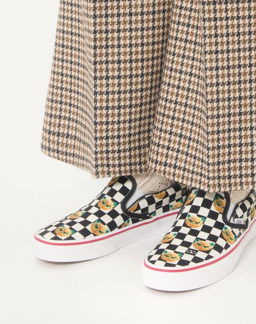 Valentino Garavani - Valentino Garavani And Vans Slip-on Trainer In Fabric With Le Chat De La Maison Print And Vlogo Checkerboard Print - White/ Black - Woman - Sneakers
