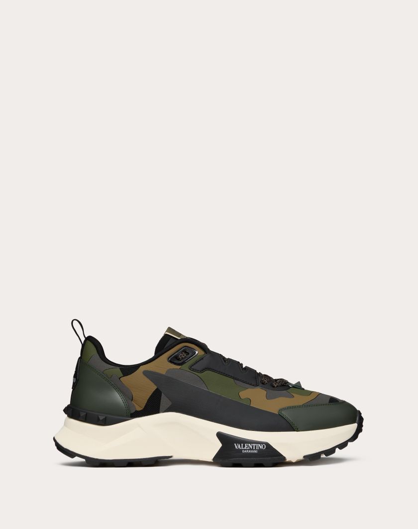 Valentino Handbags Sneaker Low Top True Act Camouflage In Tessuto Gommato per Uomo in Nero/khaki/grigio Scuro | Valentino IT