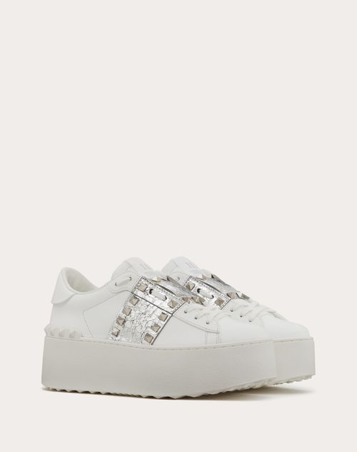 Valentino Garavani - Zapatilla Deportiva Rockstud Untitled Flatform De Cuero De Becerro Con Banda
metalizada Que Presenta Un Efecto Agrietado - Blanco/silver - Mujer - Pequeños Regalos