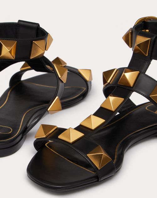 vægt Daggry Lager Roman Stud Flat Calfskin Sandal for Woman in Black | Valentino US