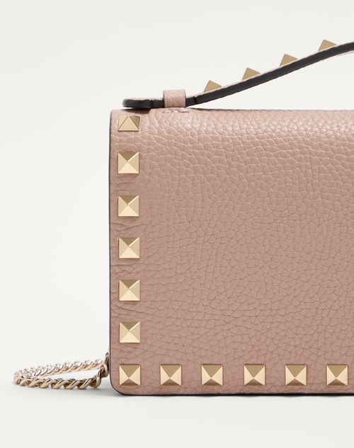 Valentino Garavani - Rockstud Wallet With Chain In Grainy Calfskin - Poudre - Woman - Wallets And Small Leather Goods