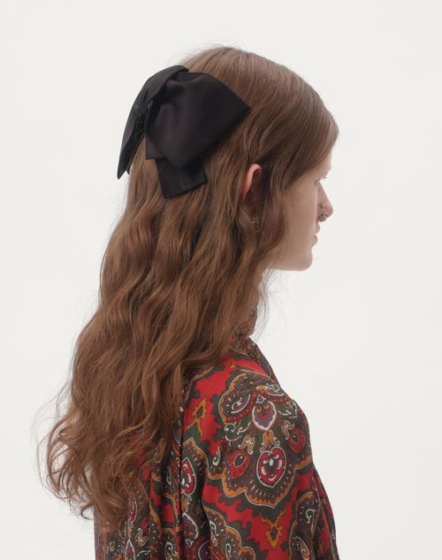 Vロゴシグネチャー サテンリボン ヘアクリップ for ウィメンズ Vロゴシグネチャー サテンリボン ヘアクリップ for ウィメンズ