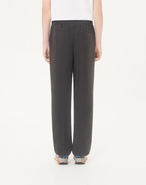 Valentino - Pantalone Valentino In Seta Lavata Con Piping Laterale A Contrasto - Nero - Uomo - Pantaloni E Shorts