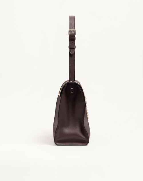 Valentino Garavani - Bolso De Hombro Grande Valentino Garavani Rockstud Maxxing De Cuero De Becerro Liso - Testa Di Moro - Mujer - Bolsos Shopping