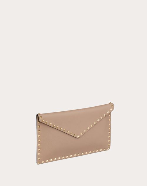 Valentino Garavani - Pochette Enveloppe Rockstud En Veau Grainé - Poudre - Femme - Pochettes