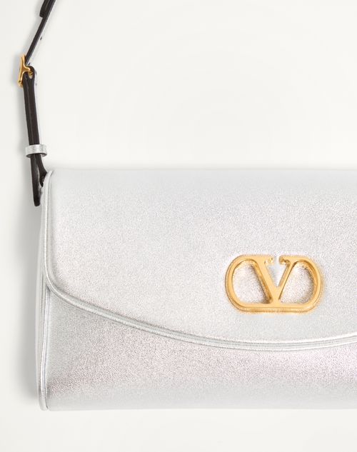 Valentino Garavani - Bolso De Hombro Pequeño Valentino Garavani Devain En Cuero Napa Laminado - Plateado - Mujer - Bolsos De Hombro