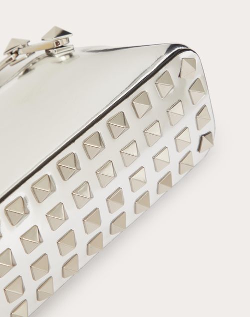 MINI ROCKSTUD CLUTCH IN MIRROR-EFFECT CALFSKIN