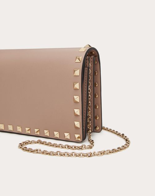 Rockstud Calfskin Chain Pouch for Woman in Poudre