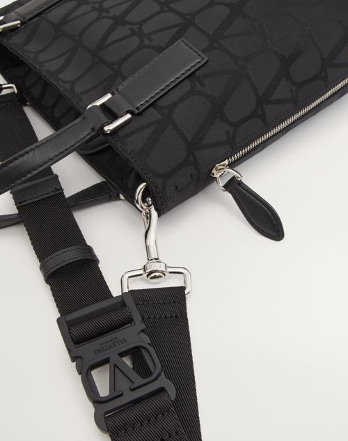 トワル イコノグラフ レザーディテール テクニカルファブリック トートバッグ for メンズ インチ ブラック | Valentino JP