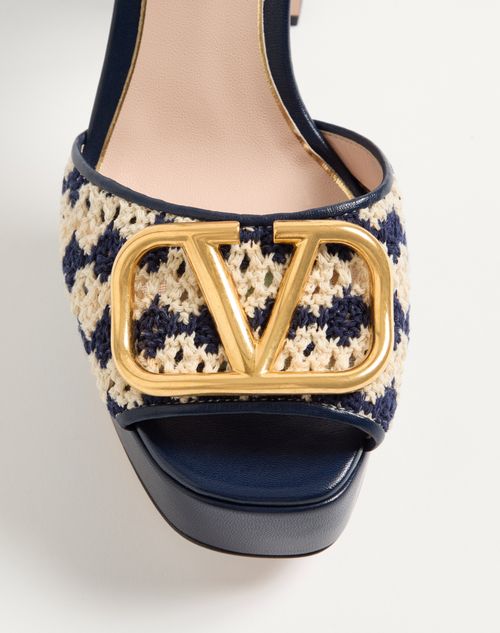 Valentino Garavani - Sandalo Con Plateau Vlogo Signature In Tessuto Crochet 115mm - Blu/beige - Donna - Sandali