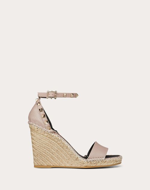 Valentino Garavani - Sandalias De Cuña Rockstud Double De Piel De Becerro Granulada Con Tacón De 105 mm - Poudre - Mujer - Alpargatas Y Cuñas