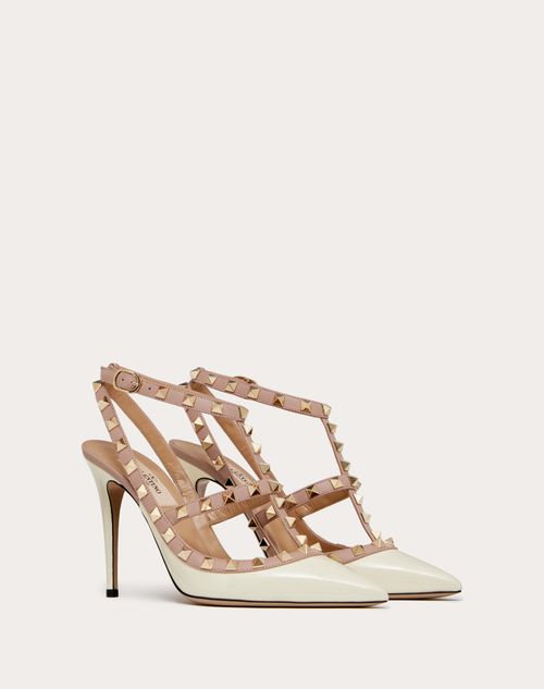 Valentino Garavani - Salones Rockstud De Charol Con Tiras Y Tacón De 100 Mm - Marfil/poudre - Mujer - Salones