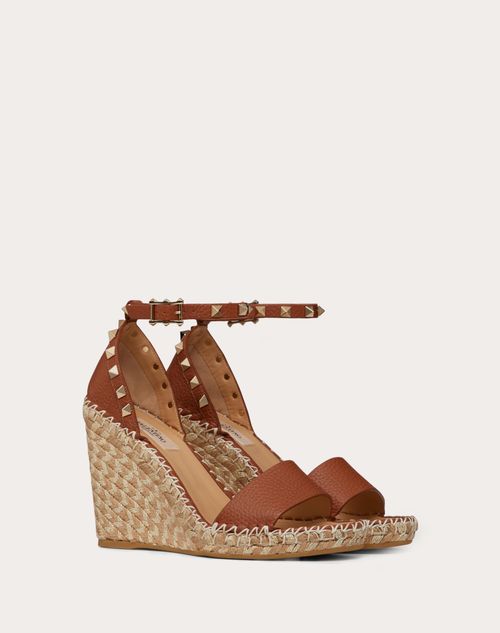 Valentino Garavani - Rockstud Double Wedge Sandal In Grainy Calfskin 105mm - Saddle Brown/natural - Woman - Woman View All