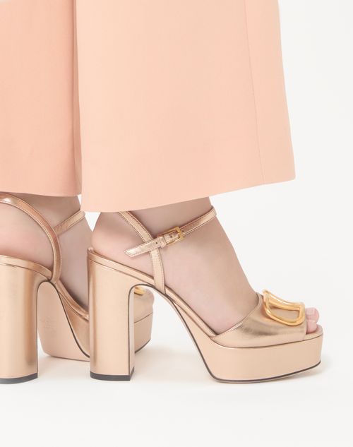 Valentino Garavani - 브이로고 시그니처 라미네이트 나파 가죽 플랫폼 샌들 115mm - 샴페인 - 여성 - Shelf - W Shoes - Summer Vlogo