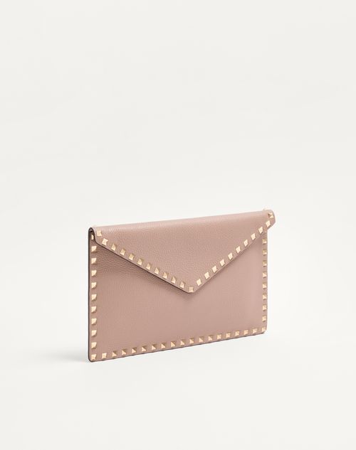 Valentino Garavani - Rockstud Grainy Calfskin Envelope Pouch - Poudre - Woman - Clutches