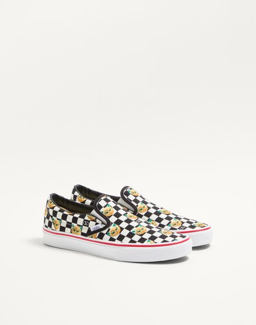Valentino Garavani - Valentino Garavani And Vans Slip-on Trainer In Fabric With Le Chat De La Maison Print And Vlogo Checkerboard Print - Black/white - Man - Sneakers