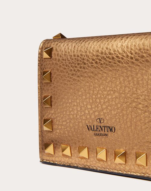 Valentino Garavani - Small Rockstud Metallic Grainy Calfskin Wallet - Antique Brass Dark - Woman - Accessories