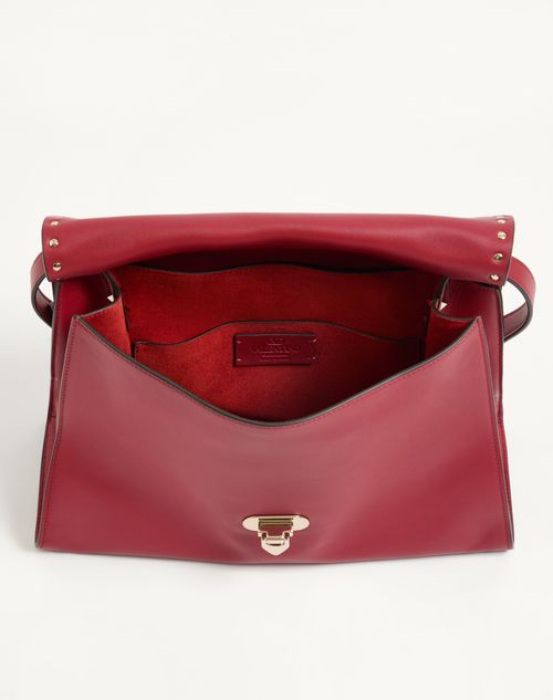 Valentino Garavani - Bolso De Hombro Mediano Valentino Garavani Rockstud Maxxing De Cuero De Becerro Liso - Rojo Oscuro - Mujer - Bolsos Shopping