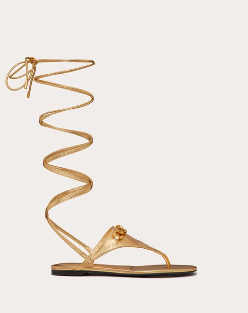 Valentino Garavani - Vlogo Chain Metallic Nappa Flat Thong Sandals - Antique Brass - Woman - Vlogo Chain - Shoes
