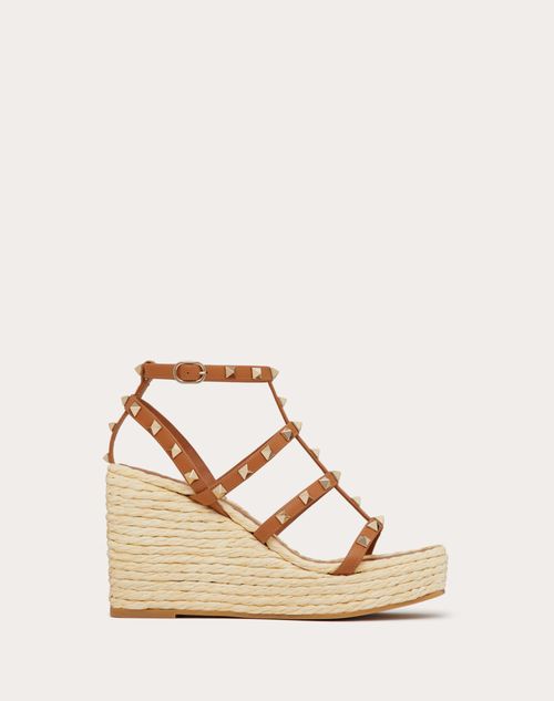 Valentino Garavani - Sandalo Zeppa Rockstud Con Cinturini
in Vitello 95mm - Naturale/mandorla - Donna - Espadrillas E Zeppe