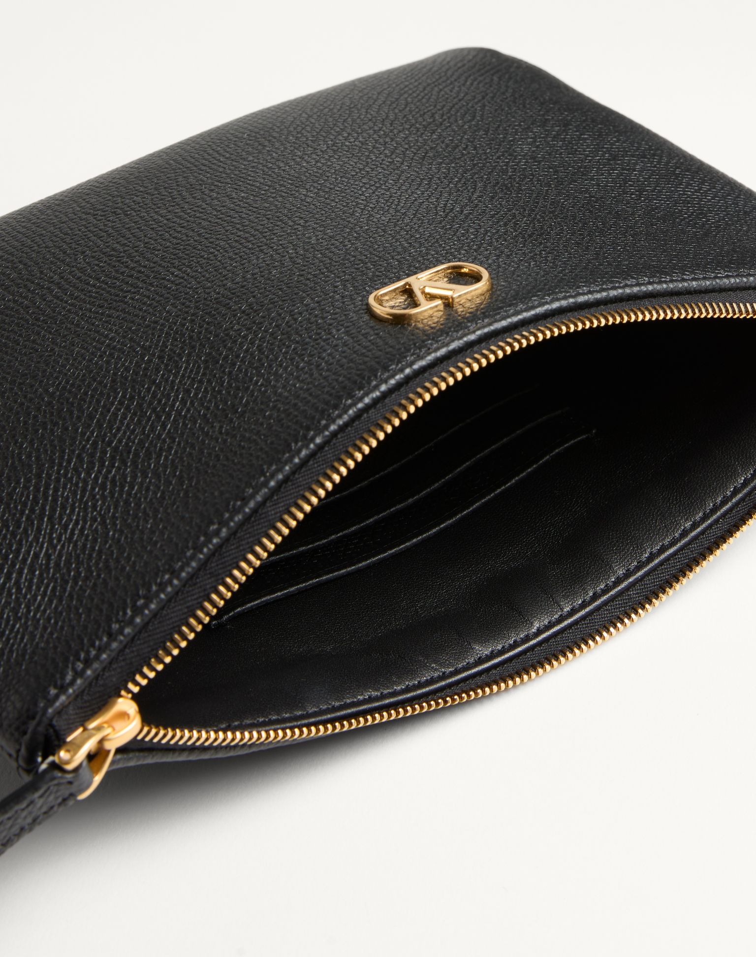 발렌티노 브이로고 시그니처 그레이니 카프스킨 클러치백 6W2P0AK4SNP_0NO