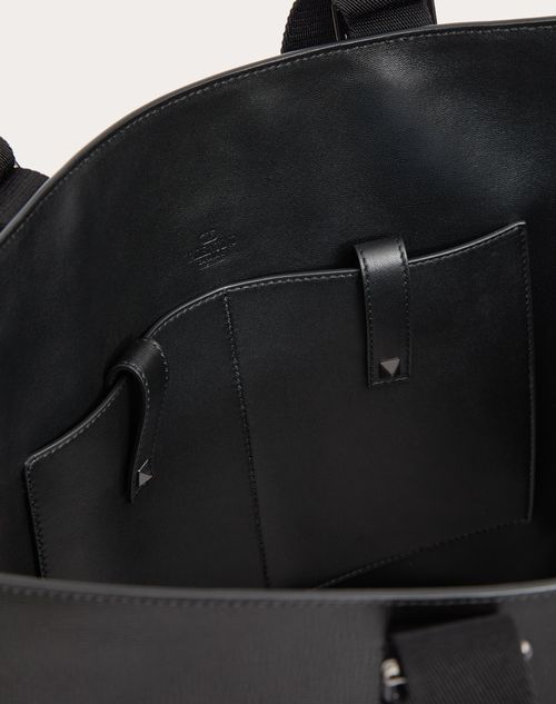 ヴァレンティノ ガラヴァーニ ロックスタッズ グレインカーフスキン ショッピングバッグ for メンズ インチ ブラック | Valentino JP