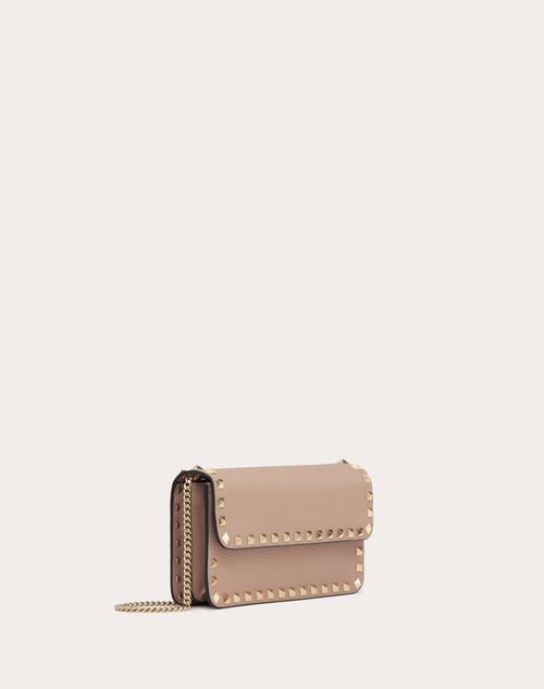 Rockstud Grainy Calfskin Chain Pouch for Woman in Poudre Rockstud Grainy Calfskin Chain Pouch for Woman in Poudre