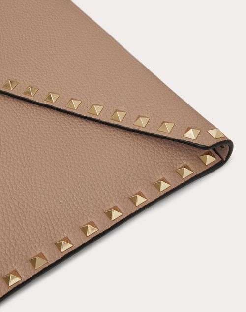 Rockstud Grainy Calfskin Envelope Pouch for Woman in Poudre Rockstud Grainy Calfskin Envelope Pouch for Woman in Poudre