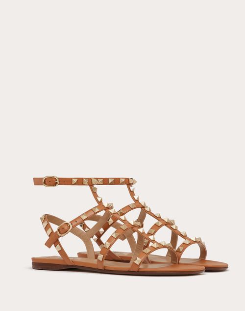 Valentino Garavani - Sandalias Planas Rockstud De Piel De Becerro Con Tiras - Almendra - Mujer - Rockstud Sandals - Shoes