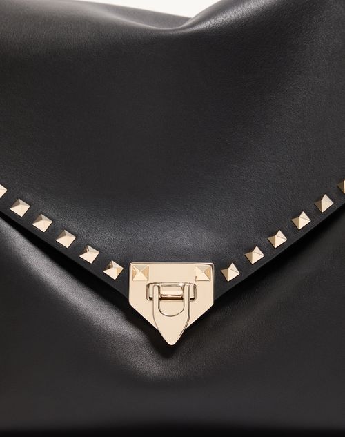 Valentino Garavani - Grand Sac Porté Épaule Valentino Garavani Rockstud Maxxing En Cuir De Veau Lisse - Noir - Femme - Cabas