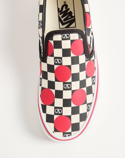 Valentino Garavani - 발렌티노 가라바니 X 반스 브이로고 체커보드 프린트 및 폴카 도트 디테일 패브릭 슬립온 스니커즈 - 버터/블랙/루주 퓌르 - 여성 - 스니커즈