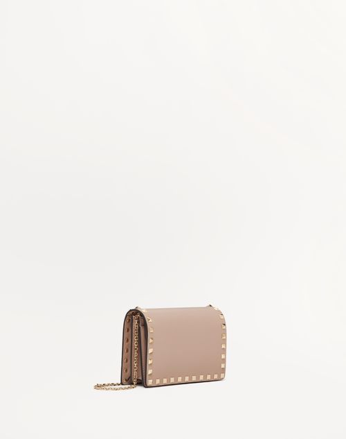 Valentino Garavani - Bolso Tipo Sobre Rockstud De Piel De Becerro Con Cadena - Poudre - Mujer - Bolso De Mano