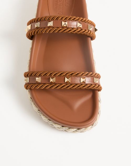 Valentino Garavani - Rockstud Slide Sandal In Calfskin 20mm - Tobacco - Woman - Espadrilles And Wedges