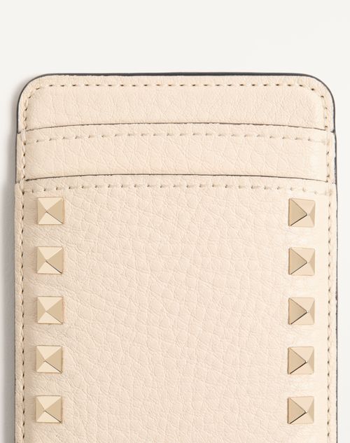 Valentino Garavani - Valentino Garavani Rockstud Magnetic Cardholder In Grainy Calfskin - Ivory - Woman - Wallets And Small Leather Goods