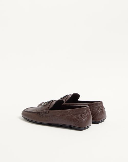 Valentino Garavani - Vlogo Signature Grainy Calfskin Driving Shoe - Fondant - Man - Loafers And Driver