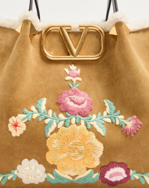 Valentino Garavani - Valentino Garavani Medium Shopping Bag In Embroidered Suede With Sheepskin Lining - Havana Beige - Woman - Totes