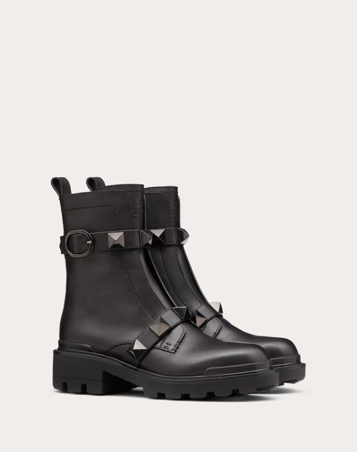 Black boots with studs and outlet buckles