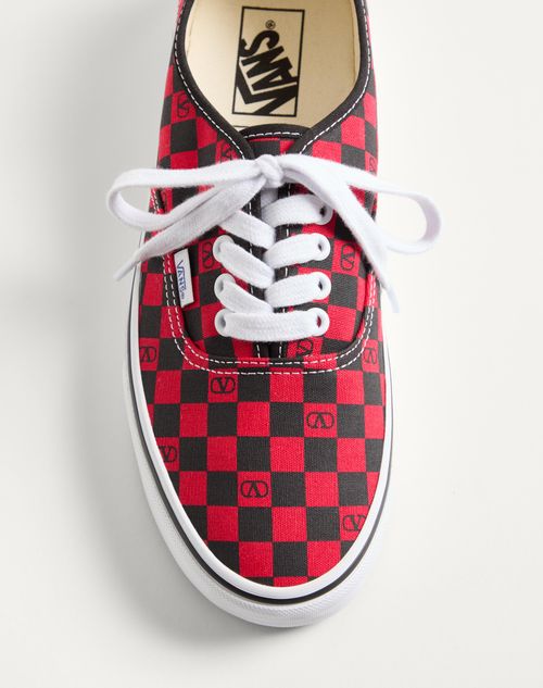 Valentino Garavani - Valentino Garavani And Vans Low-top Trainer In Fabric With Vlogo Checkerboard Print - Rouge Pur/black - Man - Sneakers