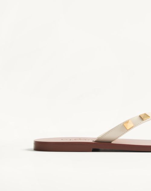 Valentino Garavani - Rockstud Calfskin Flip-flops 05mm - Light Ivory - Woman - Slides And Thongs