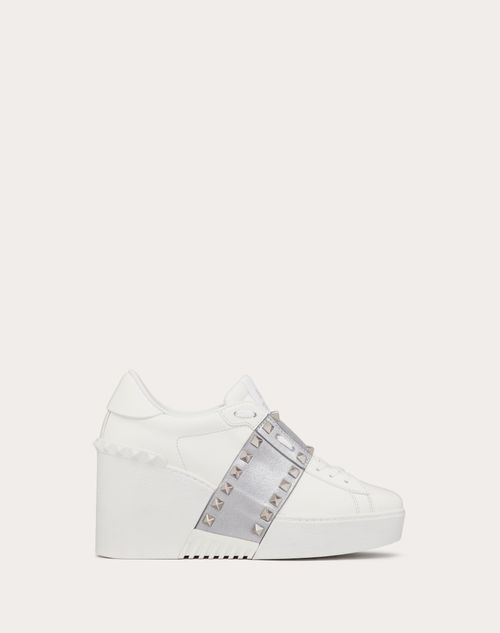 Valentino Garavani - Open Disco Sneaker Mit Keilabsatz Aus Kalbsleder Mit Band In Metallic Und Passenden Studs, 85 Mm - Weiss/silver - Frau - Sneaker