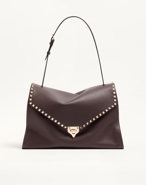 Valentino Garavani - Bolso De Hombro Grande Valentino Garavani Rockstud Maxxing De Cuero De Becerro Liso - Testa Di Moro - Mujer - Bolsos Shopping