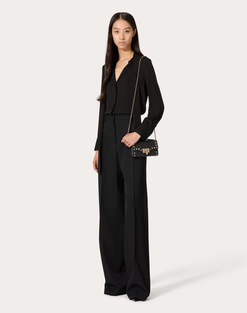 Valentino Garavani - Portefeuille À Bandoulière Chaîne Rockstud En Veau Grainé - Noir - Femme - Portefeuilles Et Petite Maroquinerie