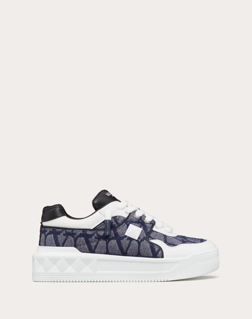 Valentino Garavani - Zapatilla Deportiva One Stud Xl De Caña Baja Hecha De Jacquard Toile Iconographe Con Efecto Mezclilla - Blanco/negro/denim - Hombre - Sneakers