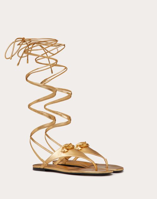 Valentino Garavani - Vlogo Chain Metallic Nappa Flat Thong Sandals - Antique Brass - Woman - Vlogo Chain - Shoes
