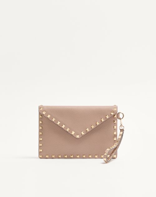 Valentino Garavani - Bolso Tipo Sobre Rockstud De Piel De Becerro Granulada - Poudre - Mujer - Bolso De Mano