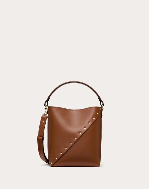 Valentino Garavani - Valentino Garavani Valentino Garavani Rockstud Wispy Calfskin Bucket Bag - Tobacco - Woman - Valentino Garavani Rockstud Wispy