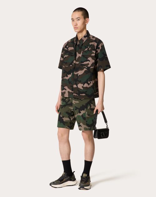 Valentino - Bermuda En Coton Avec Imprimé Camouflage Et Élément V En Métal - Camo Vert Militaire - Homme - Shelf - Mrtw - Dark Tones & Camou