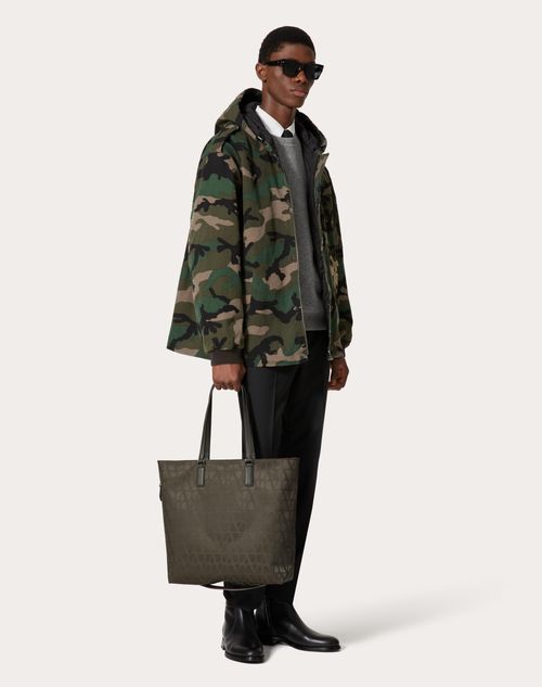 トワル イコノグラフ レザーディテール テクニカルファブリック トートバッグ for メンズ インチ ミリタリーグリーン | Valentino JP