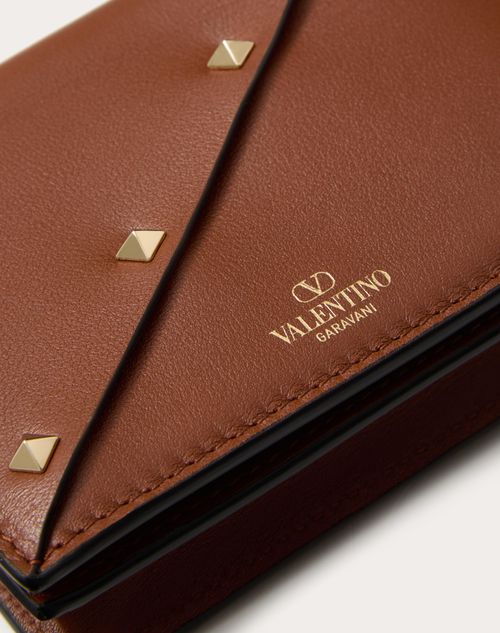 Valentino Garavani - ヴァレンティノ ガラヴァーニ ロックスタッズ ウィスピー カーフスキン スモール ウォレット - タバコ - ウィメンズ - Wallets & Cardcases - Accessories