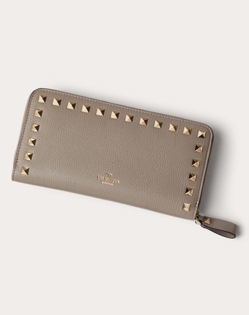 Rockstud Grainy Calfskin Zippered Wallet for Woman in Poudre 